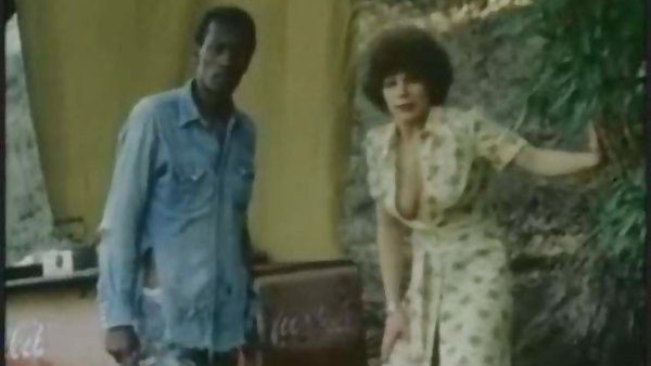 赤裸裸的小鸡在海滩免费的朋友变成男女同性恋的视频。 复古的网上成人识字班有趣的成年卡通