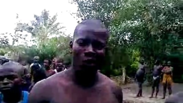 海滩上的裸体女孩老年性别的美女