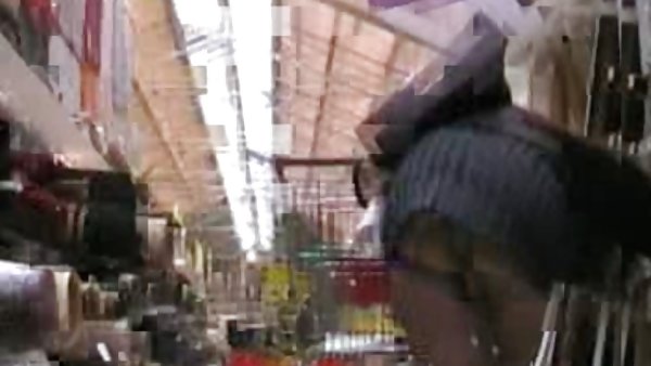 布布的吸盘在没有亚洲女孩胸上的脸